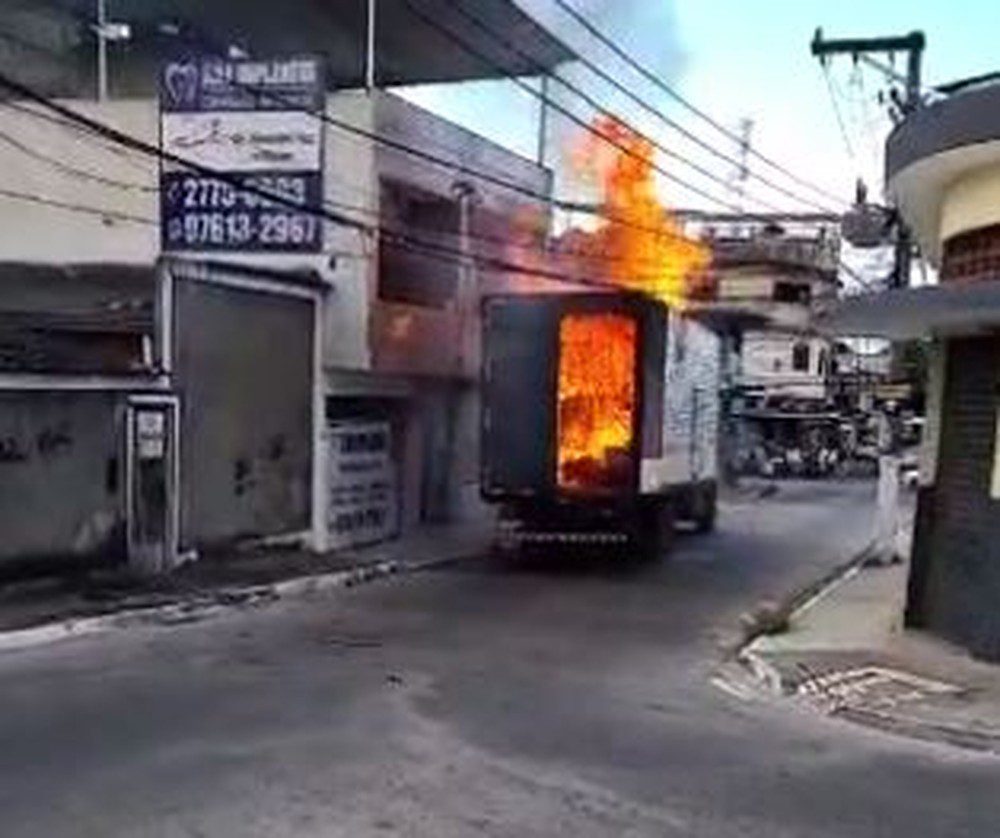 Caminhão pega fogo e atinge fachada de casa