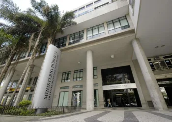 Homem é condenado por matar companheira a facadas no Rio