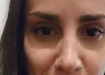 Mulher descobre traição após vapor de banho quente mostrar nome do ex e de garota em janela do quarto