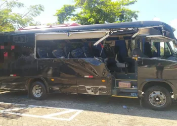 Batida entre caminhão e micro-ônibus mata mulher e deixa duas pessoas gravemente feridas no Rio