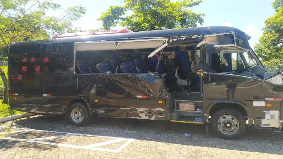 Batida entre caminhão e micro-ônibus mata mulher e deixa duas pessoas gravemente feridas no Rio