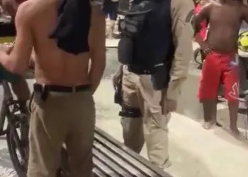 Vídeo: guarda municipal é flagrado agredindo ambulante no Rio