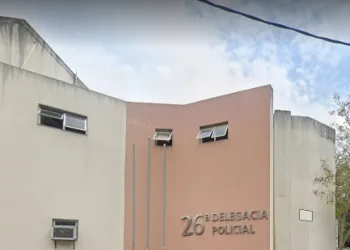 Mãe é presa por homofobia após agredir filho por relacionamento homoafetivo
