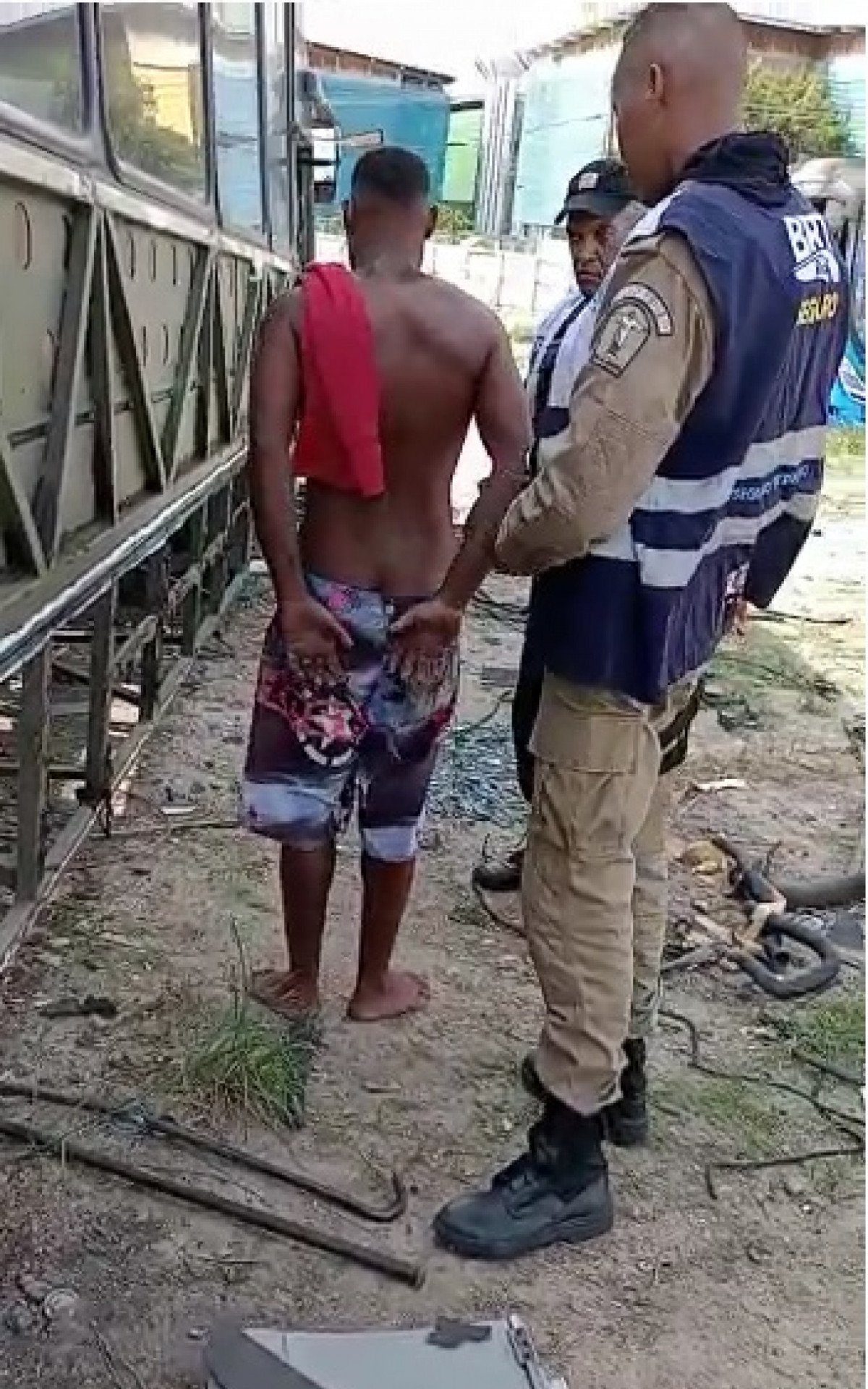 Quatro homens são presos por furtar peças de ônibus do BRT