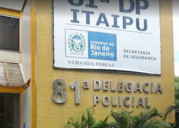 O motorista envolvido em um atropelamento de uma mulher em Niterói se entrega às autoridades policiais