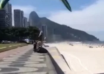 Mulher é atingida por parapente no Rio