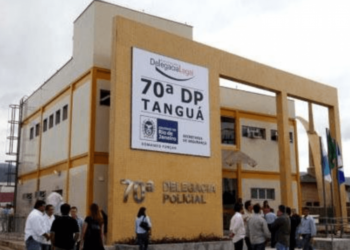 Após a trágica descoberta do corpo de uma criança de 10 anos, os pais foram detidos sob acusação de homicídio culposo