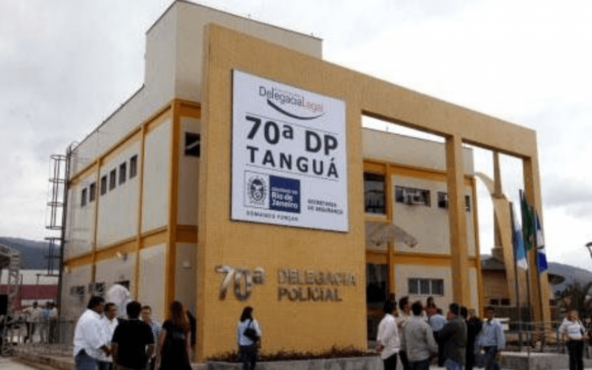 Após a trágica descoberta do corpo de uma criança de 10 anos, os pais foram detidos sob acusação de homicídio culposo