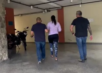 Uma mulher foi detida por sua participação na facilitação de um assalto no escritório em que trabalhava