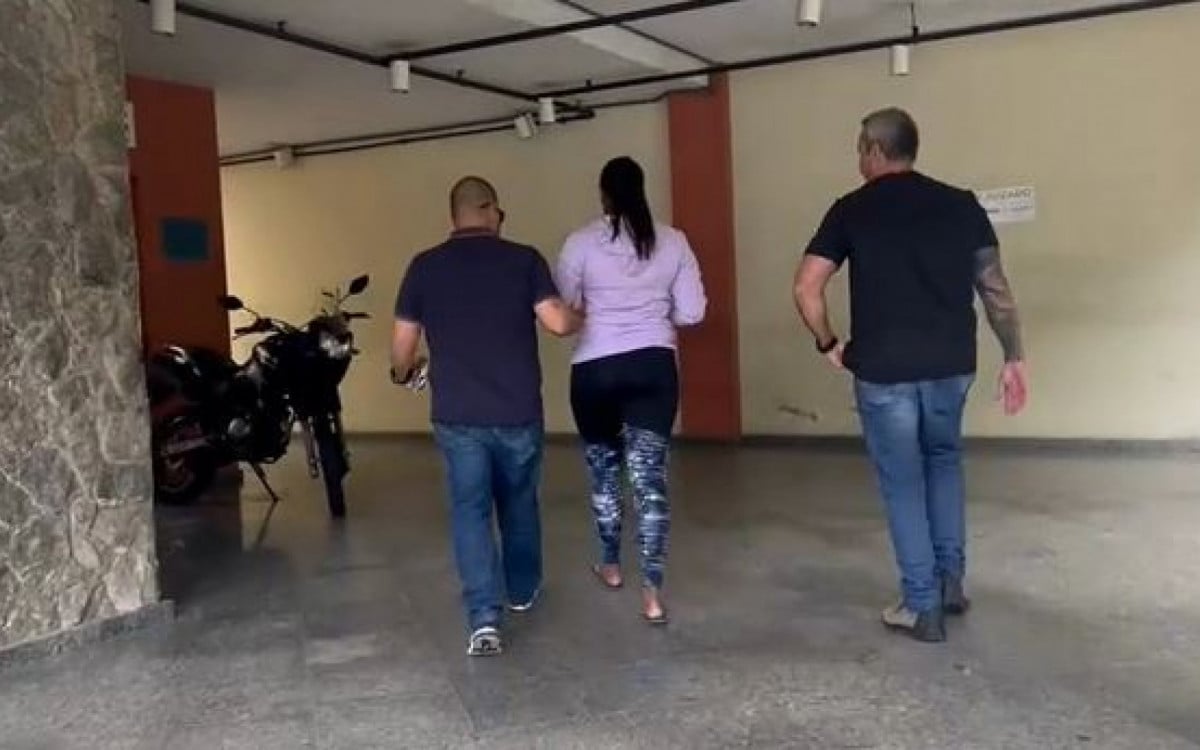 Uma mulher foi detida por sua participação na facilitação de um assalto no escritório em que trabalhava