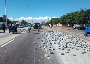 Blocos de concreto que estavam sendo transportados por um caminhão despencam na Avenida Brasil