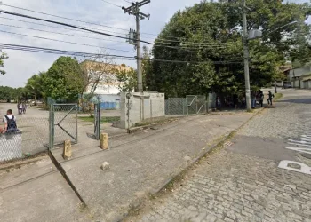 Um grupo de mais de 15 alunos encurrala e ameaça jovem dentro de escola em Campo Grande