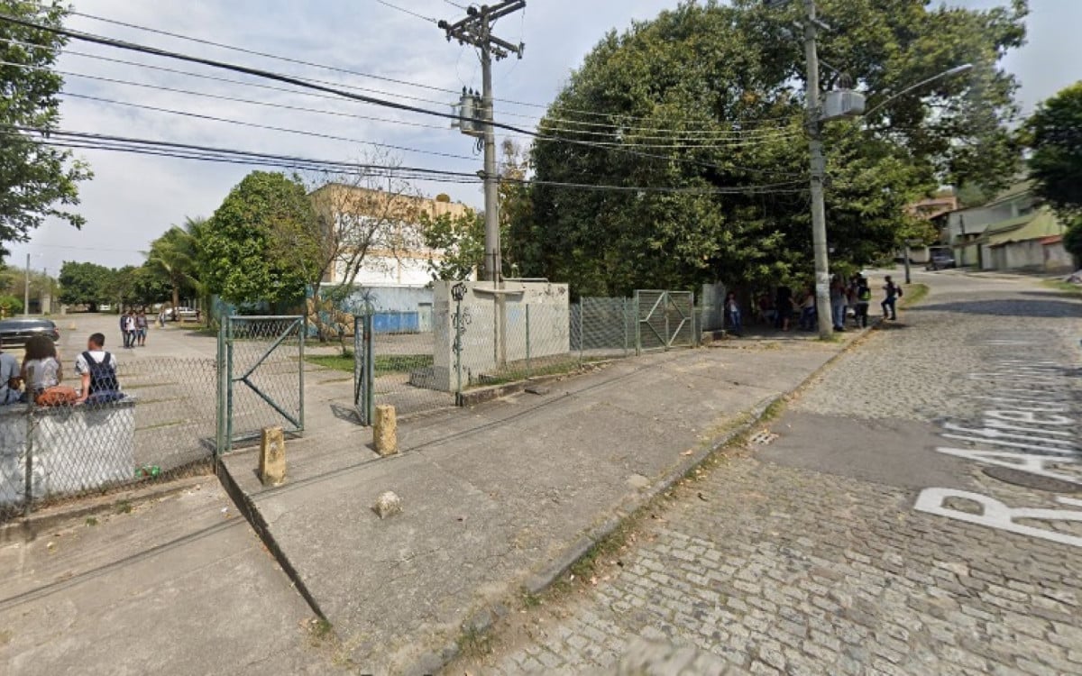 Um grupo de mais de 15 alunos encurrala e ameaça jovem dentro de escola em Campo Grande