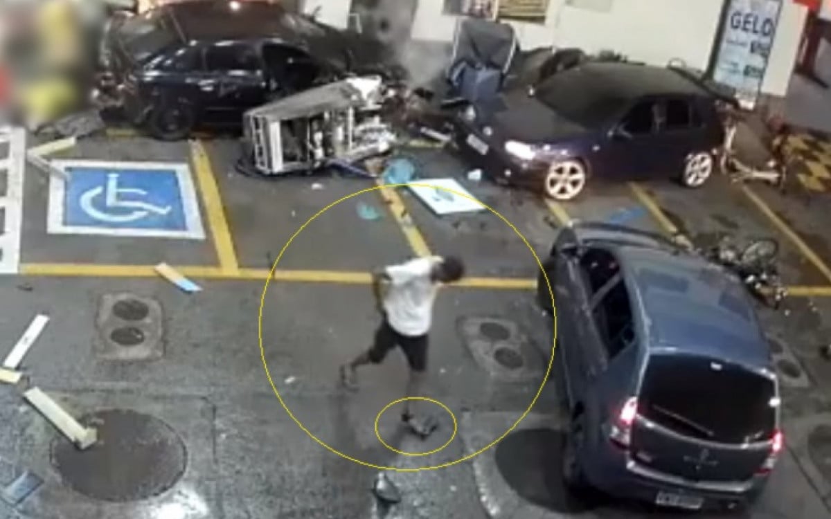 Câmeras de segurança capturam um veículo desgovernado invadindo um posto e colidindo com pessoas em Realengo
