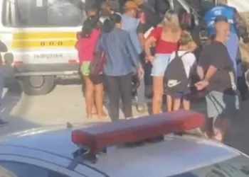 Van pirata em Campo Grande burla fiscalização e colide com vários carros