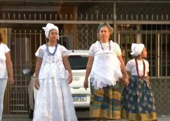 A polícia está investigando um motorista que se recusou a transportar uma família vestida com roupas de candomblé.