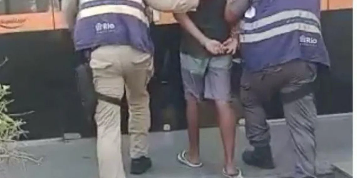 Adolescente é detido por pichar assento de BRT na Zona Oeste