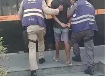 Adolescente é detido por pichar assento de BRT na Zona Oeste