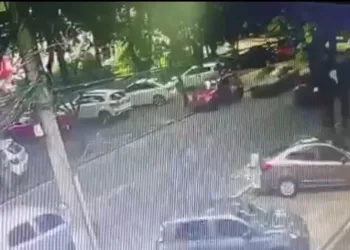 Vídeo: Estudante é atropelado e motorista não presta socorro no Rj