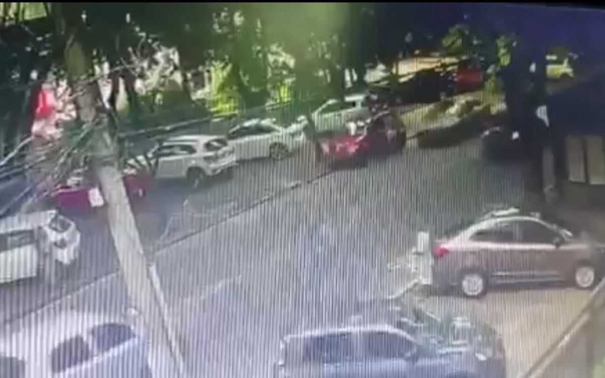 Vídeo: Estudante é atropelado e motorista não presta socorro no Rj