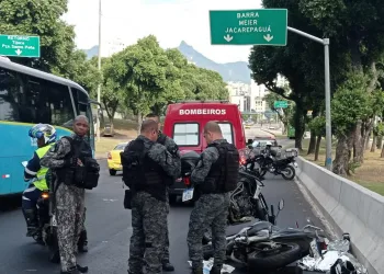 Confronto policial no Rio resulta em um suspeito morto e outro preso após perseguição