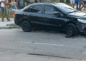 Um veículo é atingido por vários disparos de arma de fogo na Zona Oeste