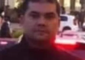 Policial civil mata quatro colegas em delegacia e foge em viatura