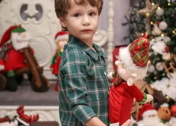 Menino autista de 3 anos é encontrado morto dentro de casa