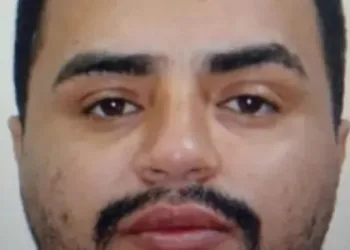 Homem esfaqueia e ateia fogo nas filhas após flagrar esposa com pastor