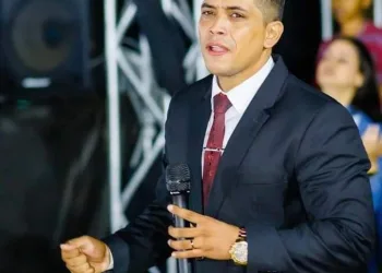 Quem é o pastor flagrado com a esposa do homem que por vingança matou as filhas?