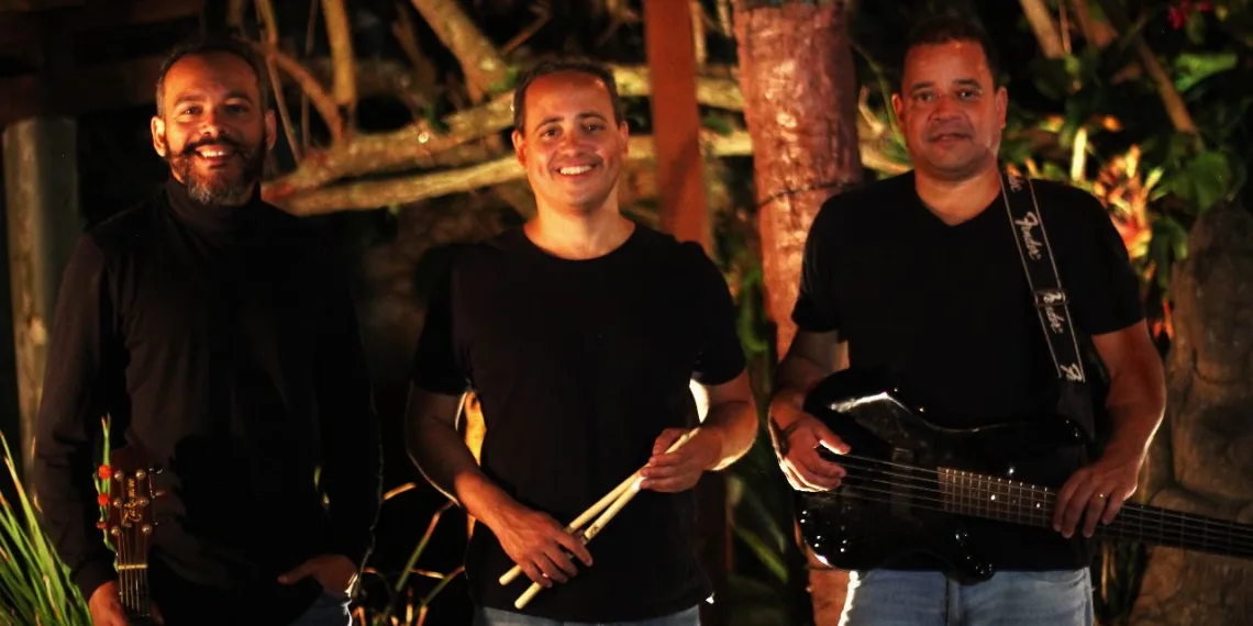 Trio Os Correas se apresenta no West Shopping