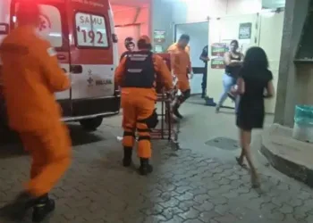 Mulher joga água fervendo no marido e no filho de 3 anos