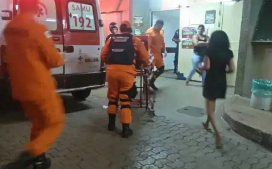 Mulher joga água fervendo no marido e no filho de 3 anos