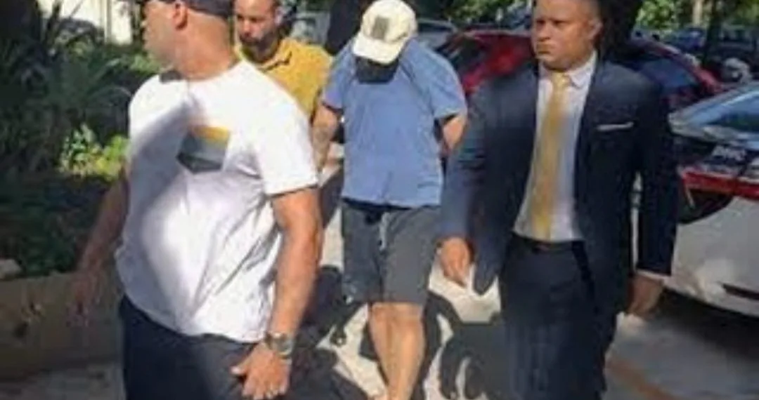 Policial acusado de matar a esposa bombeira presta depoimento no RJ