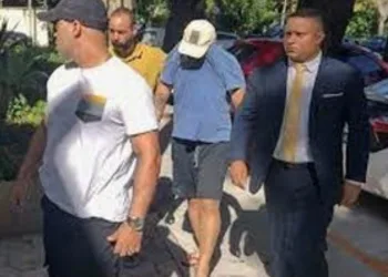 Policial acusado de matar a esposa bombeira presta depoimento no RJ