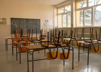 ( video forte) Aluno fura colega com caneta em sala de aula