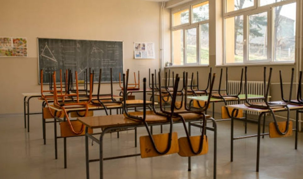 ( video forte) Aluno fura colega com caneta em sala de aula