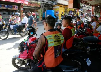 Prefeitura cadastra mototaxistas para começarem a utilizar aplicativo Moto.Rio