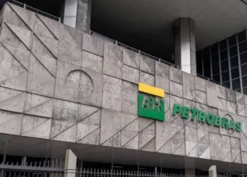 Petrobras reduz em R$ 0,44 valor do diesel e em R$ 0,40 o da gasolina
