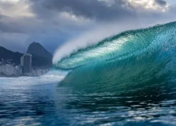 Rio de Janeiro enfrenta ventania e ondas de até 3 metros; temperatura continua baixa