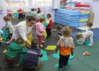 Jardim escola na zona oeste tem vagas para auxiliar de creche, auxiliar de serviços gerais, assistente social, cozinheira – R$ 1.636,10 – escala 5×2