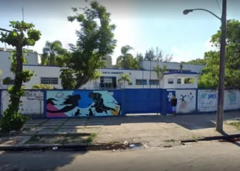 Aluno de 16 anos morre durante jogo de futebol em colégio na Zona Oeste