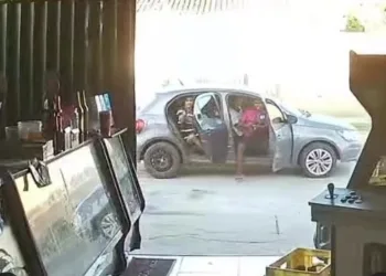 ( vídeo) traficantes cometem chacina em bar no RJ