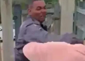 PM dá soco em idosa de 70 anos e é afastado das ruas: Vídeo chocante registra agressão policial