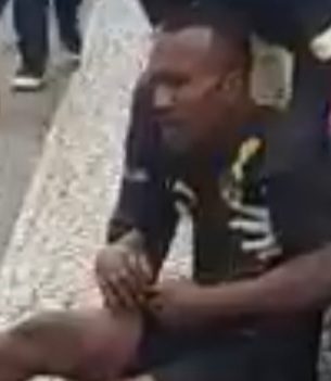 ( vídeo) Homem é espancado após assaltar casa no RJ