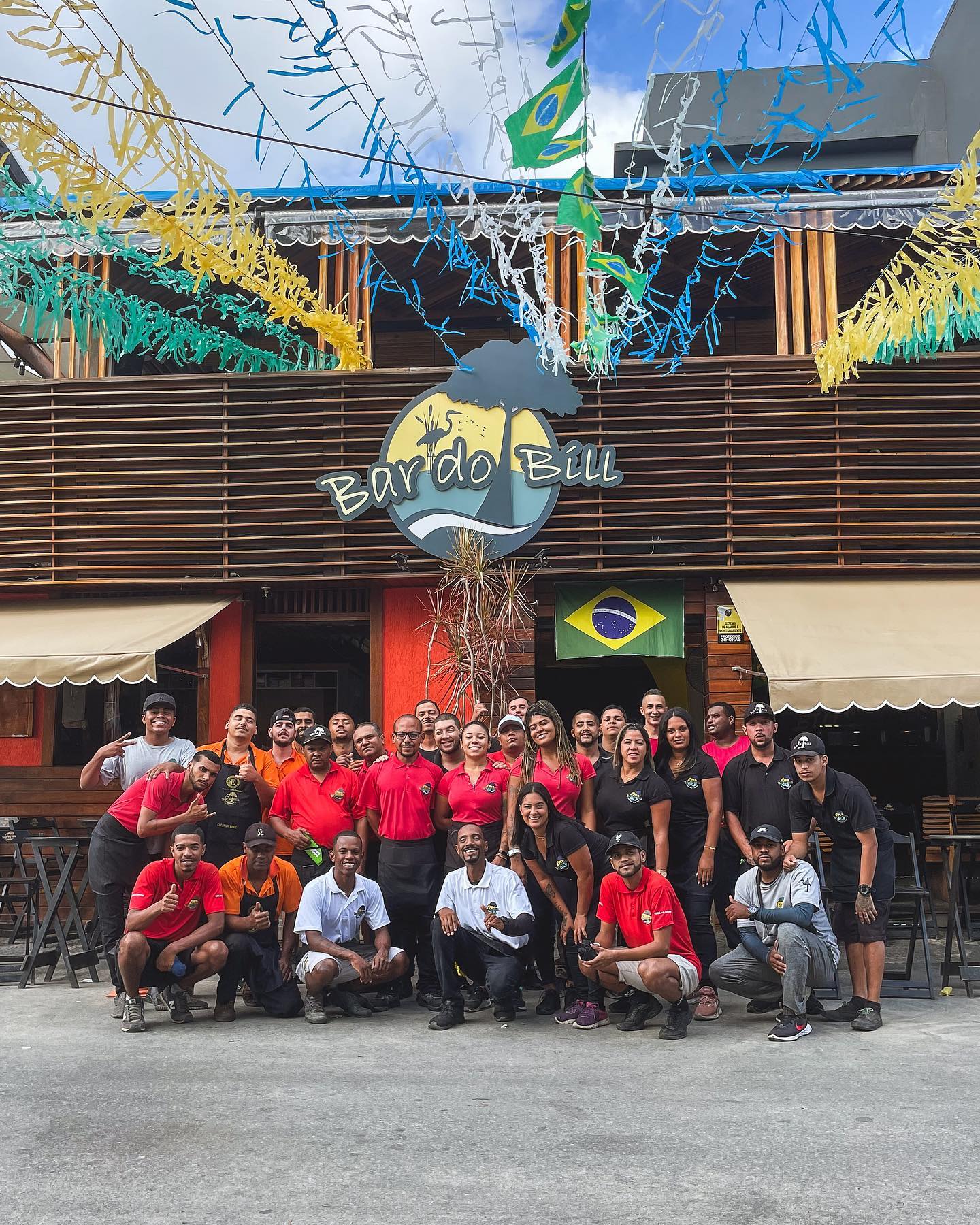 Bar vagas para auxiliar de serviços gerais, recepcionista, caixa, auxiliar de cozinha – R$ 1.437,60 – com e sem experiência