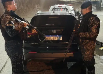 Policia prende assaltantes e recupera carro roubado em via expressa no RJ