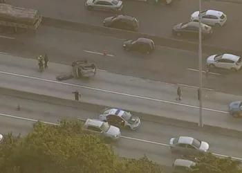 Capotamento deixa um morto e dois feridos na avenida Brasil