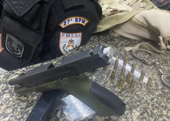 Homem é preso com pistola e farda militar na Zona Oeste