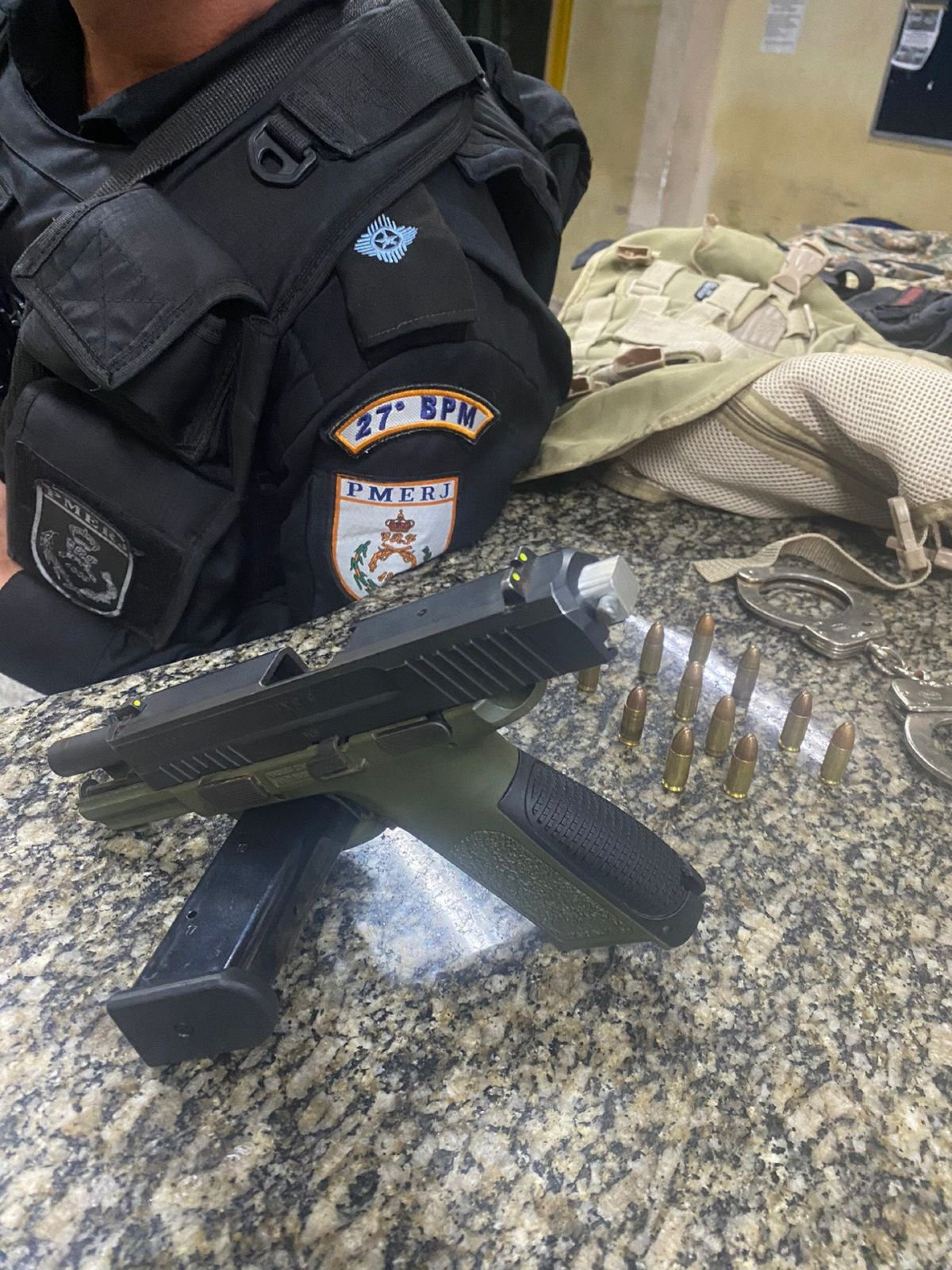 Homem é preso com pistola e farda militar na Zona Oeste